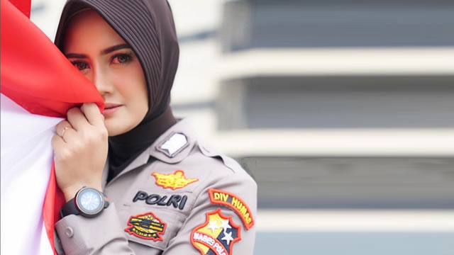 Herlina Swandy – Polwan Cantik Yang Siap Sedia Menjalankan Tugas Negara